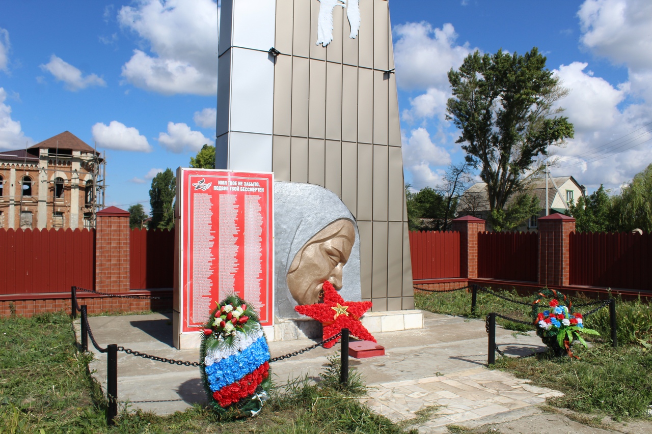 памятник землякам, погибшим в боях Великой Отечественной войны.